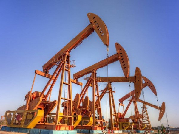 Giá dầu Brent vượt trở lại so với giá dầu thô của Mỹ ảnh 1