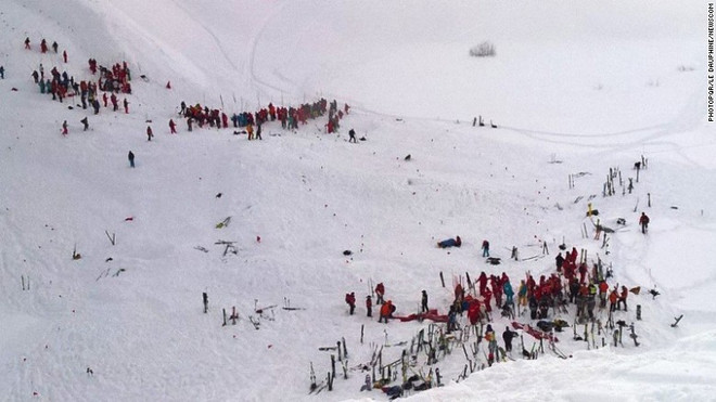 Hiện trường vụ lở tuyết kinh hoàng. (Nguồn: cnn) Pháp: Lở tuyết kinh hoàng ở núi Alps làm 3 người tử vong ảnh 1