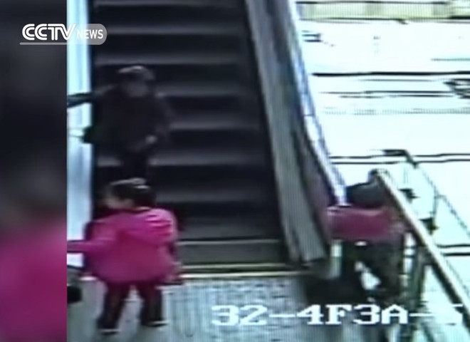 Tai nạn thang cuốn tiếp tục gây ra cái chết của bé gái 3 tuổi ảnh 1