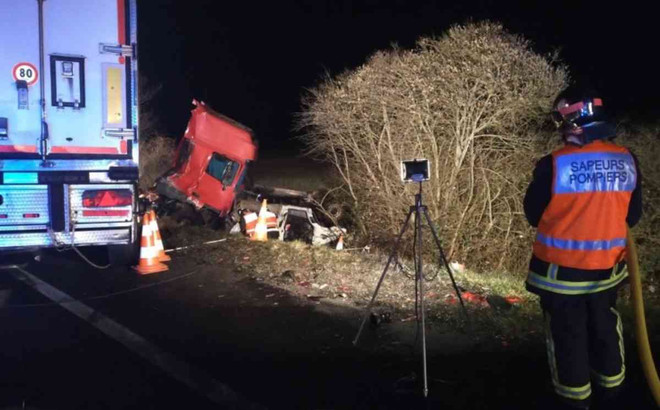 Pháp: Xe buýt va chạm mạnh với xe tải làm 12 người thiệt mạng ảnh 1