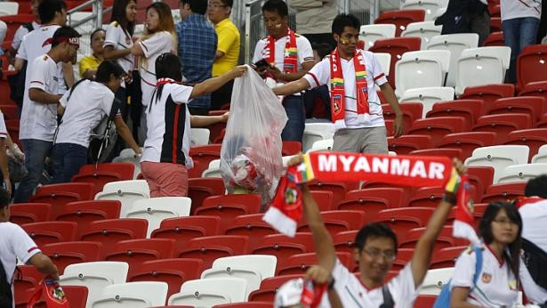 Cổ động viên Myanmar dọn sân vận động sau khi trận đấu kết thúc ảnh 2