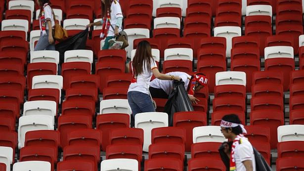 Cổ động viên Myanmar dọn sân vận động sau khi trận đấu kết thúc ảnh 1