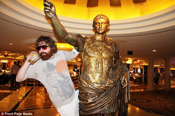 Đổi đời nhờ ngoại hình giống hệt nhân vật phim "The Hangover" ảnh 1