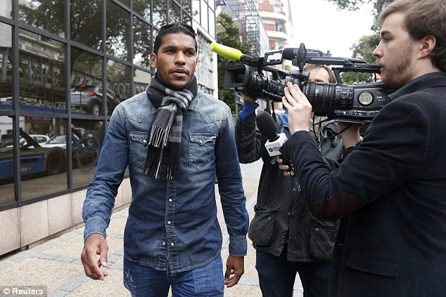 [Video] Brandao phải ngồi tù 1 tháng do húc vỡ mũi Thiago Motta ảnh 1