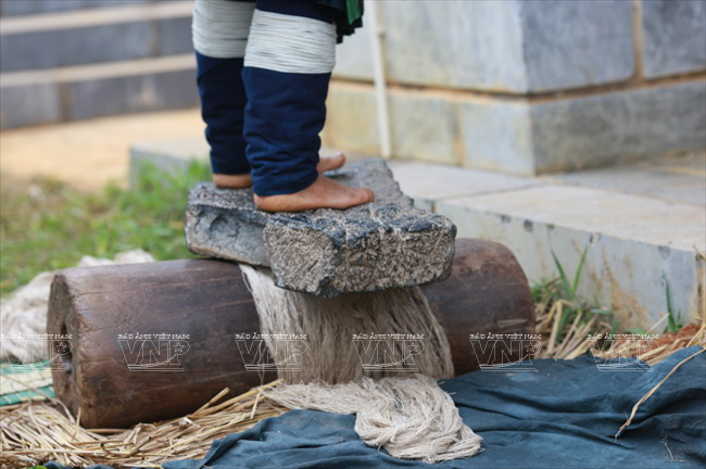 Độc đáo nghề xe lanh dệt vải của người Mông ở Đồng Văn ảnh 1