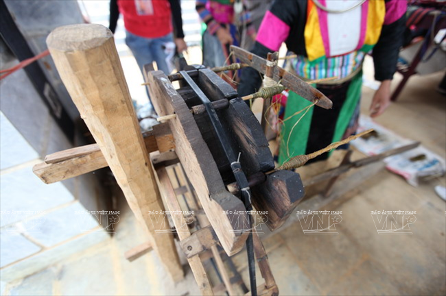 Độc đáo nghề xe lanh dệt vải của người Mông ở Đồng Văn ảnh 4