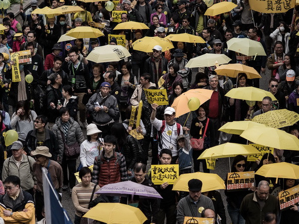 Người dân Hong Kong lại xuống đường biểu tình “bất tuân dân sự" ảnh 1
