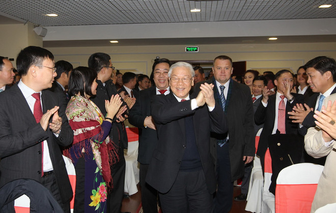 Cá tính trong ngày Đông với sự kết hợp chân váy và boots ảnh 1