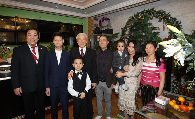 Cá tính trong ngày Đông với sự kết hợp chân váy và boots ảnh 3