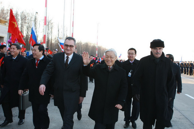 Cá tính trong ngày Đông với sự kết hợp chân váy và boots ảnh 6