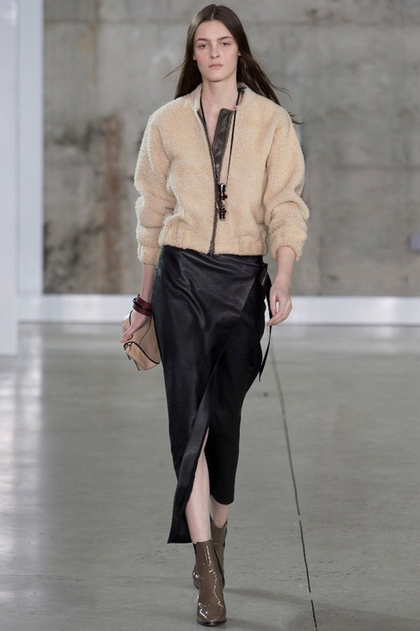 Cá tính trong ngày Đông với sự kết hợp chân váy và boots ảnh 19