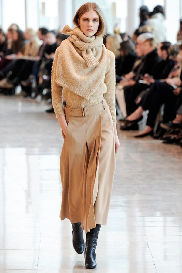 Cá tính trong ngày Đông với sự kết hợp chân váy và boots ảnh 17