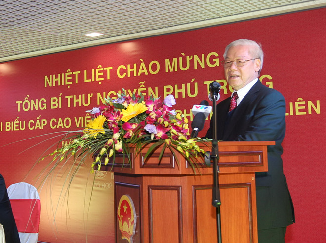 Cá tính trong ngày Đông với sự kết hợp chân váy và boots ảnh 2