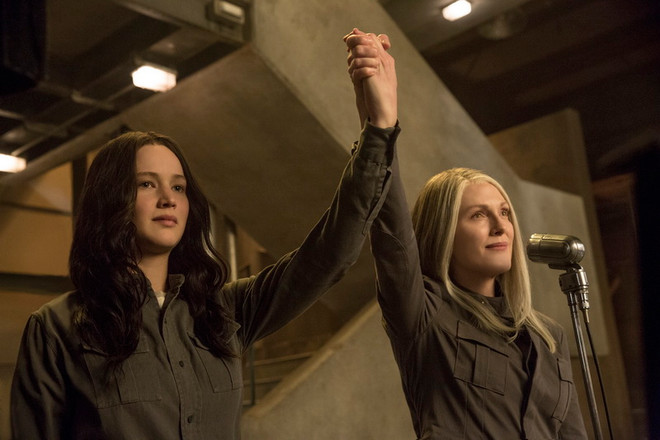 Jennifer Lawrence (trái) trong Mockingjay Part 1 Tiếp tục hành trình cùng Katniss trong "Hunger Games 3: Mockingjay" ảnh 1