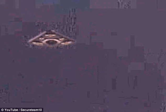 Phát hiện UFO trong ảnh chụp tàu Apollo hạ cánh trên Mặt Trăng ảnh 1