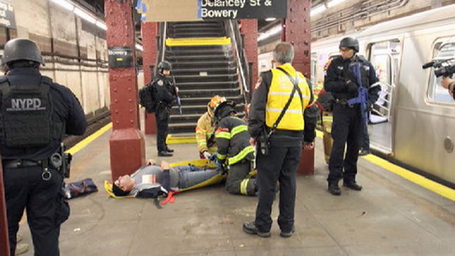 Thành phố New York diễn tập chống khủng bố trước Lễ Tạ ơn ảnh 1