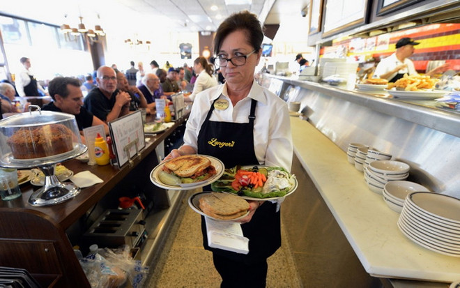 Mỹ nâng mức lương tối thiểu cho người lao động tại 21 bang ảnh 1