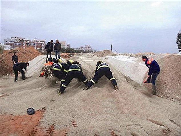 Cậu bé 6 tuổi người Trung Quốc bị một xe tải cát chôn sống ảnh 2