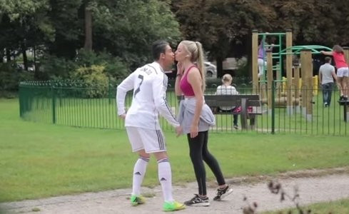 Một thanh niên tung đoạn video đóng giả Ronaldo để "lừa tình" ảnh 1