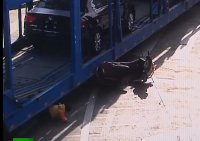 [Video] Xe container chạy ẩu cuốn bé gái 5 tuổi vào gầm ảnh 1