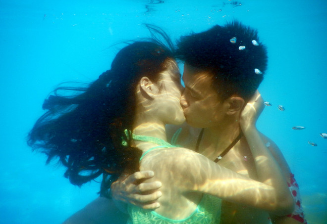 [Photo] Cận cảnh cuộc thi hôn dưới nước kỳ lạ ở Trung Quốc ảnh 2