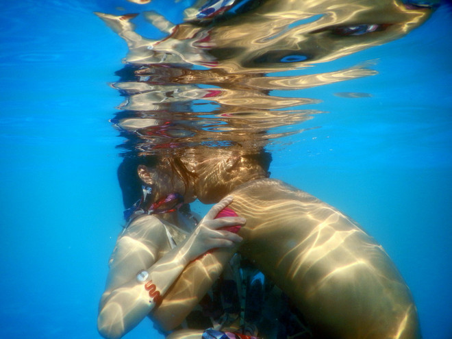 [Photo] Cận cảnh cuộc thi hôn dưới nước kỳ lạ ở Trung Quốc ảnh 1