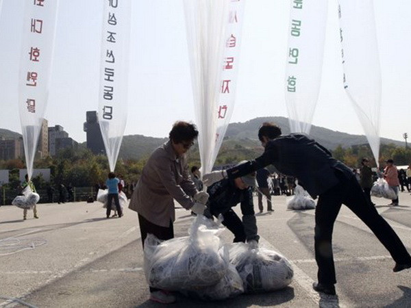 Các nhà hoạt động Hàn Quốc rải truyền đơn chống Triều Tiên ảnh 1