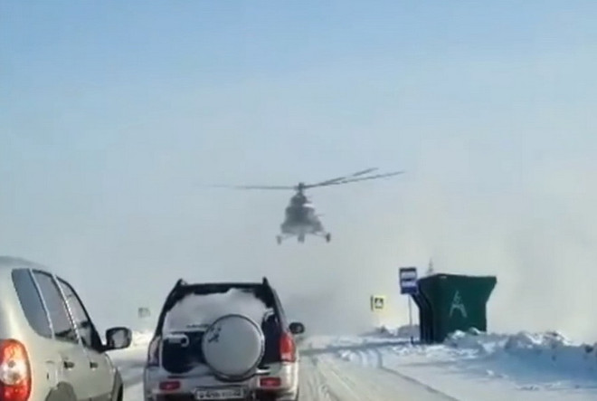 Máy bay trực thăng Mi-8 hạ cánh đón khách trên đường cao tốc ảnh 1