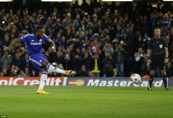 Nhiều khả năng "voi rừng" Drogba sẽ đá chính trong trận đại chiến với M.U cuối tuần này (Ảnh: AP) Costa, Remy chấn thương, Mourinho dùng ai đối đầu với M.U? ảnh 1