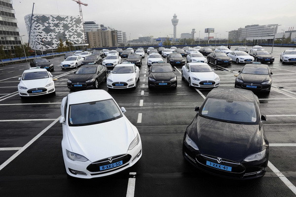 Xe hơi Tesla tại một sân bay ở Amsterdam (Ảnh: EPA) Daimler sẽ bán cổ phần trong Tesla để thu về 780 triệu USD ảnh 1