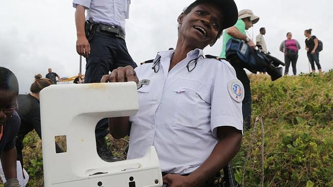 Thêm một mảnh vỡ nghi của máy bay MH370 dạt vào đảo Reunion ảnh 1