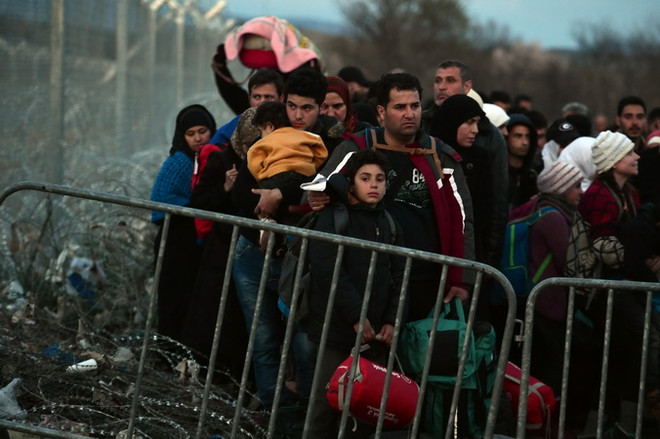 Người di cư tức giận xô đổ hàng rào biên giới Macedonia-Hy Lạp ảnh 1