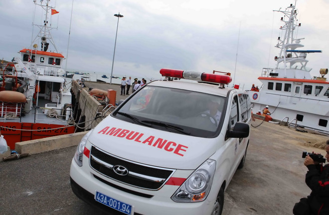 Đà Nẵng: Đưa vào bờ an toàn ngư dân bị tai biến trên biển ảnh 2