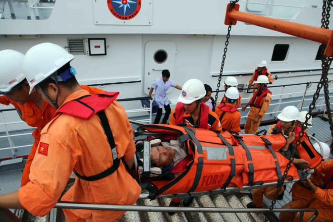 Đà Nẵng: Đưa vào bờ an toàn ngư dân bị tai biến trên biển ảnh 1