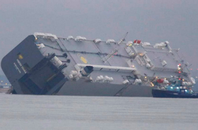 Tàu chở ôtô của Singapore gặp nạn gần Eo biển Solent nước Anh ảnh 1