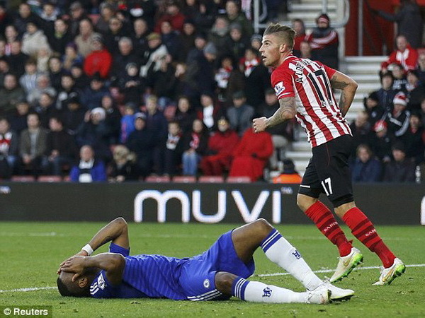 Drogba thất vọng khi Chelsea bị Southampton cầm hòa 1-1. (Ảnh: Reuters) Nguyên nhân khiến Mourinho luôn để mất điểm vào dịp cuối năm ảnh 1