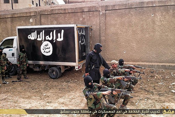 Phiến quân IS dạy trẻ em dưới 10 tuổi giết người bằng súng AK ảnh 4