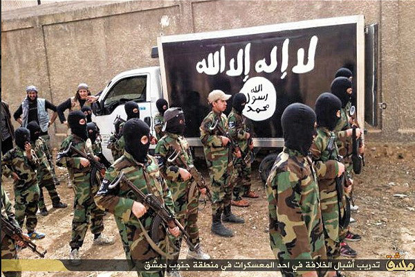 Phiến quân IS dạy trẻ em dưới 10 tuổi giết người bằng súng AK ảnh 3