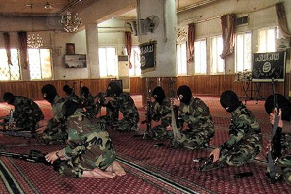 Phiến quân IS dạy trẻ em dưới 10 tuổi giết người bằng súng AK ảnh 5