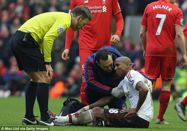 Young dính chấn thương nặng, Van Gaal đau đầu tìm người thay thế ảnh 1