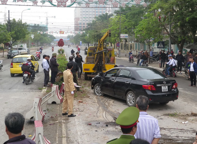 [Photo] Xe điên đâm vào dải phân cách, lật ngửa giữa đường ảnh 1