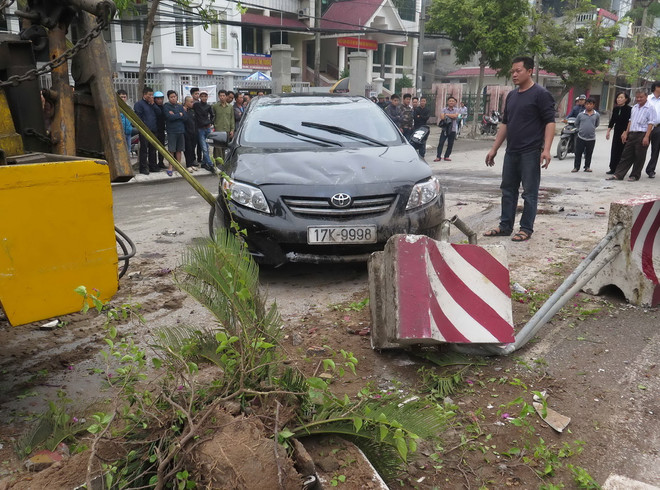 [Photo] Xe điên đâm vào dải phân cách, lật ngửa giữa đường ảnh 3