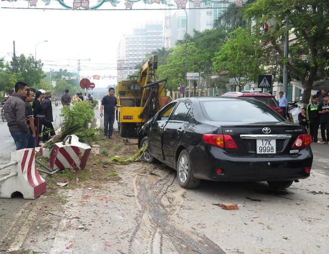[Photo] Xe điên đâm vào dải phân cách, lật ngửa giữa đường ảnh 2