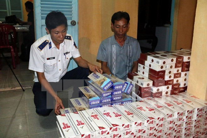 Thu hơn 1.000 gói thuốc lá lậu giấu trong 4 bao thức ăn chăn nuôi ảnh 1