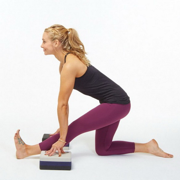 11 động tác yoga giúp thả lỏng cơ bắp trước và sau khi chạy bộ ảnh 5