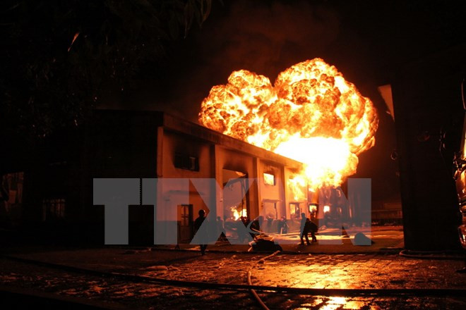 [Video] Bình Dương: Cháy nổ dữ dội tại kho chứa sơn rộng 1.500m2 ảnh 1