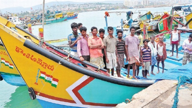 Hải quân Sri Lanka xua đuổi tàu cá, bắt giữ 24 ngư dân Ấn Độ ảnh 1