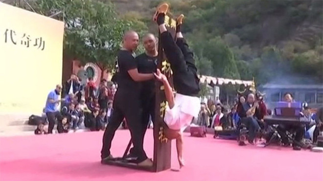 Cao thủ Thiếu Lâm biểu diễn kungfu trồng chuối bằng 1 ngón tay ảnh 1