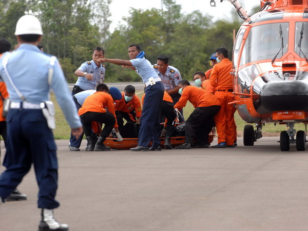 Hải quân Malaysia tìm thấy ván trượt khẩn cấp của QZ8501 ảnh 1