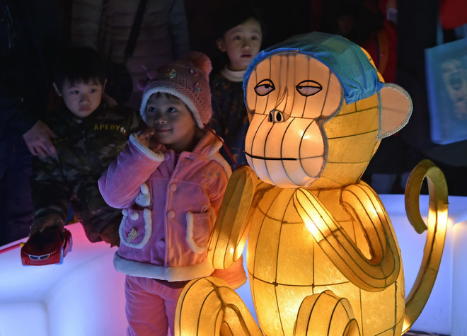 [Photo] Đèn lồng khổng lồ thắp sáng đường phố Trung Quốc ảnh 3